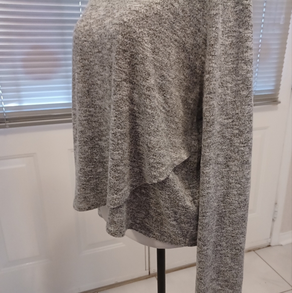 4/$40 Soft Gray Long Sleeve Tee - Size Medium - Picture 5 of 9